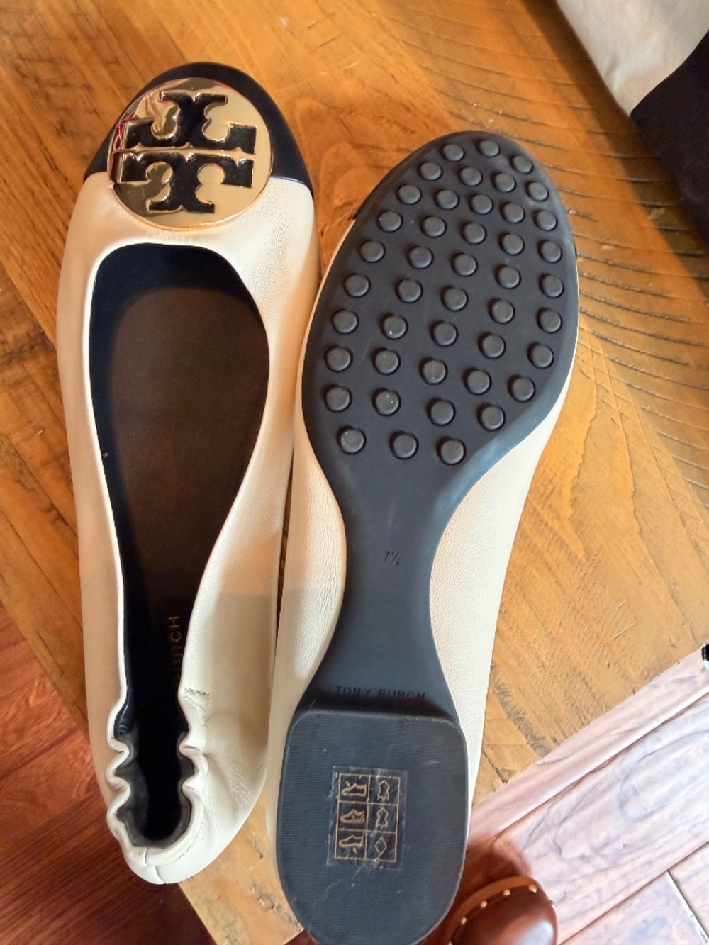 Tory Burch two tone ballet flat - Picture 3 of 3